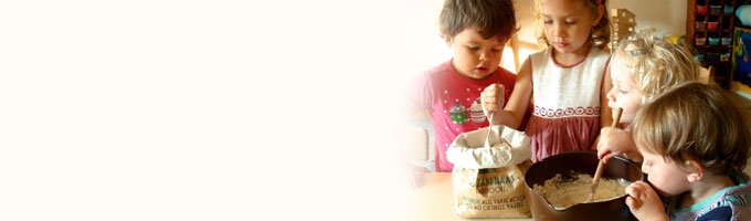 Alle zintuigen komen aan bod bij het brood bakken in het kinderdagverblijf; wat hebben we nodig; nu gaan we roeren; ruik je al iets; nu het deeg goed kneden en dan het brood in de oven; hmmm, wat ruikt het goed; even wachten dan kunnen we proeven…lekker!